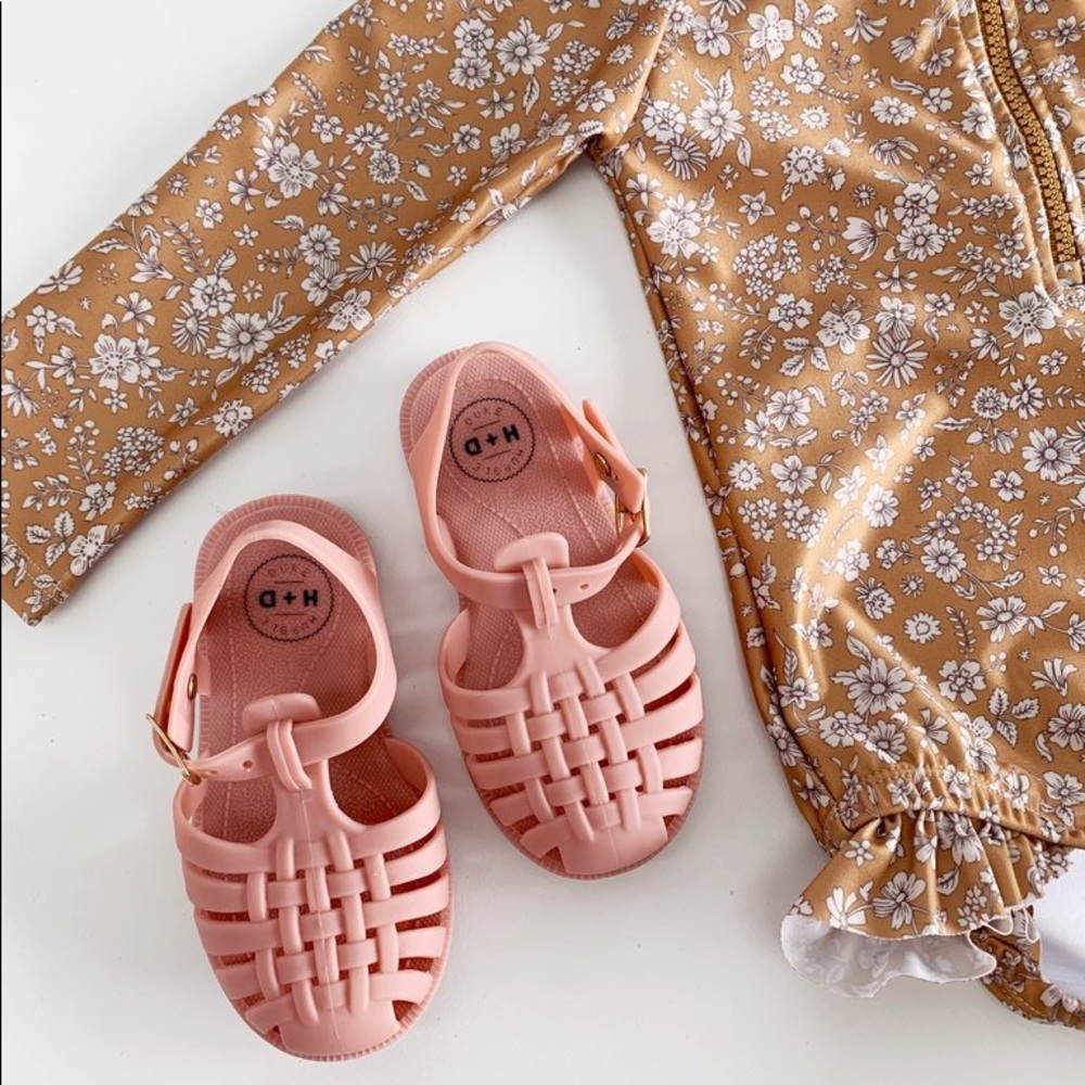 The Hubble + Duke Matte Jelly Sandals in Raspberry